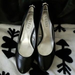 Guess Pumps